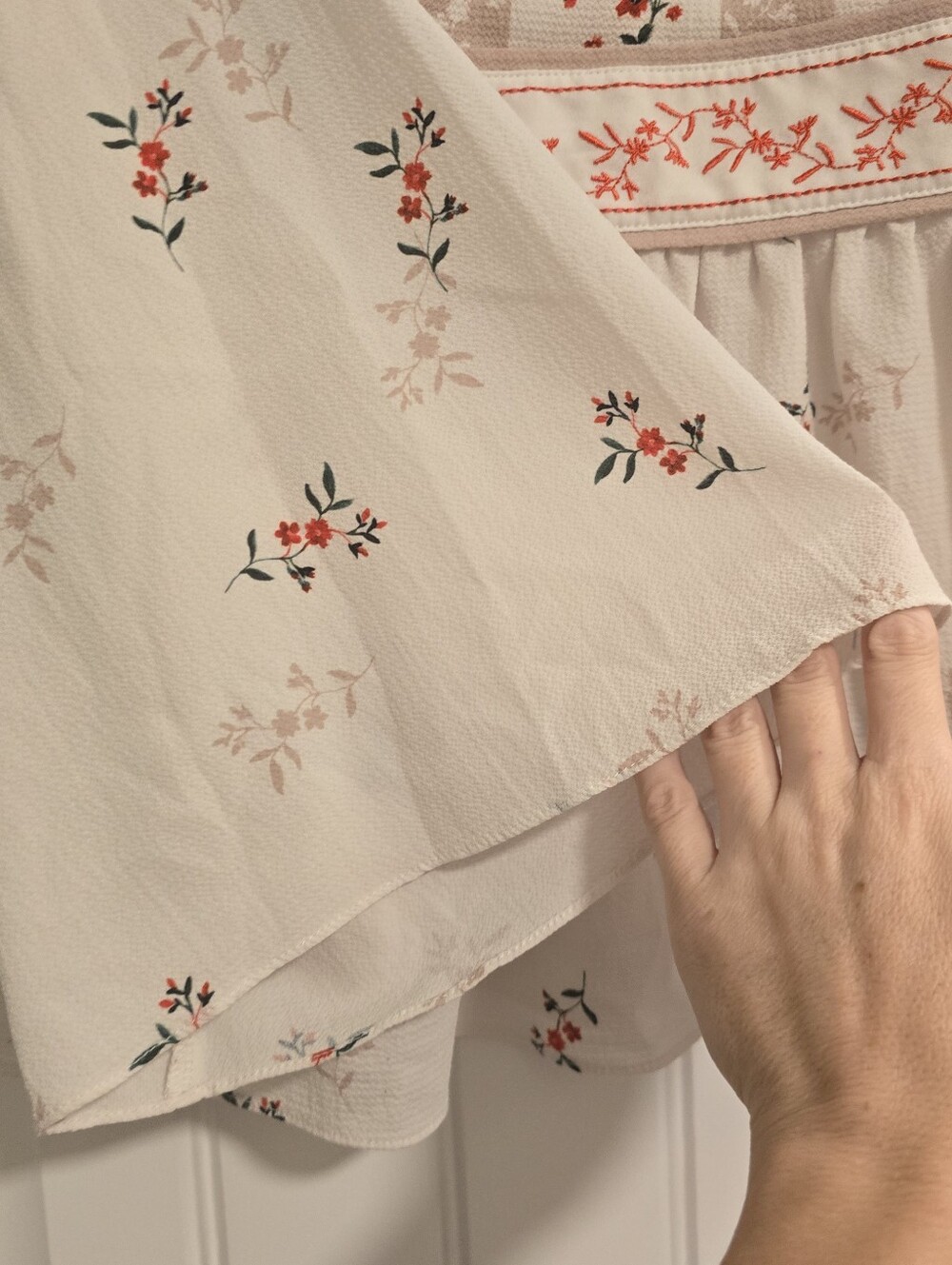 ๐7/25$ Boutique Floral Embroidered White Peasant Blouse - Picture 4 of 8